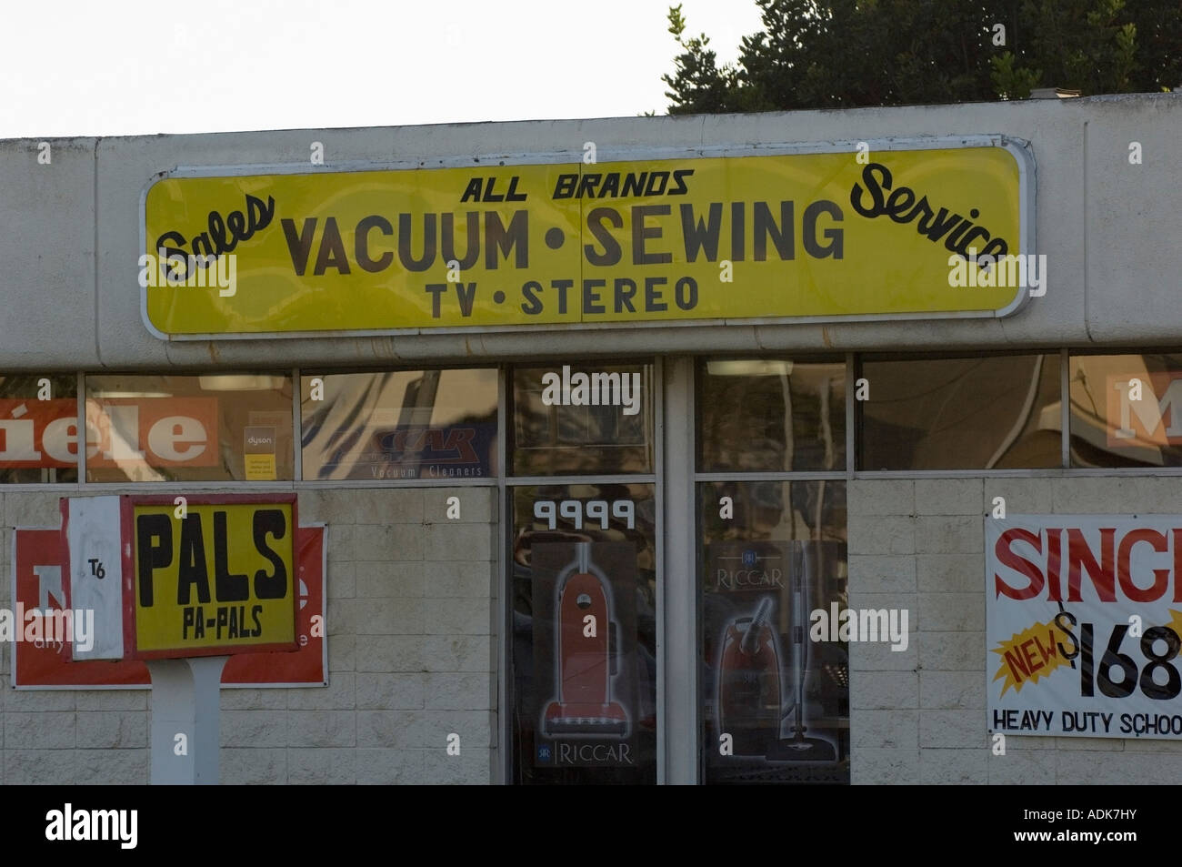 Nonostante le grandi catene di aziende e multinazionali di piccole operazioni continuano a fare affari in Orange County in California Foto Stock