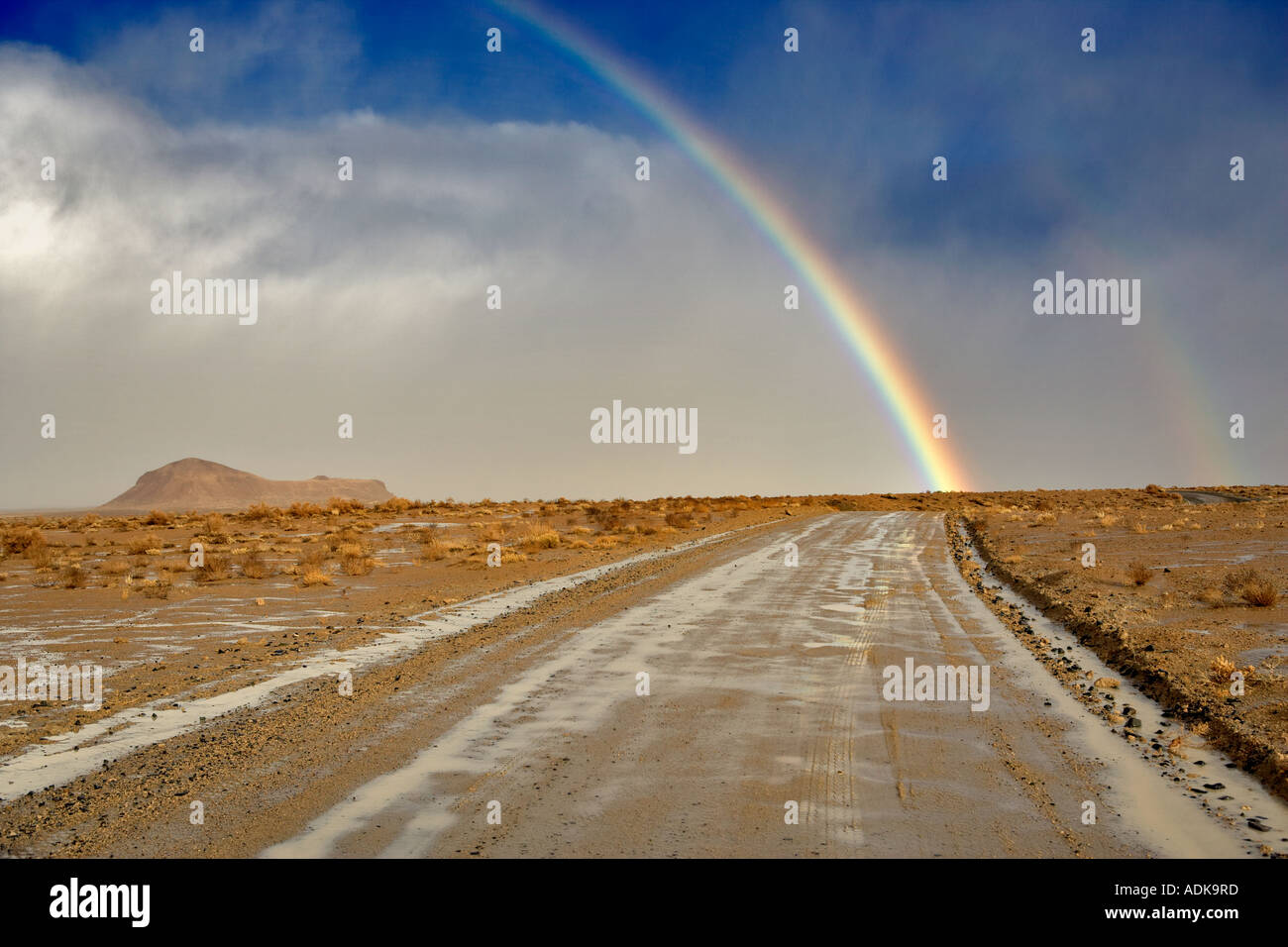 Rainbow con road Black Rock Desert National Conservation Area Nevada Foto Stock
