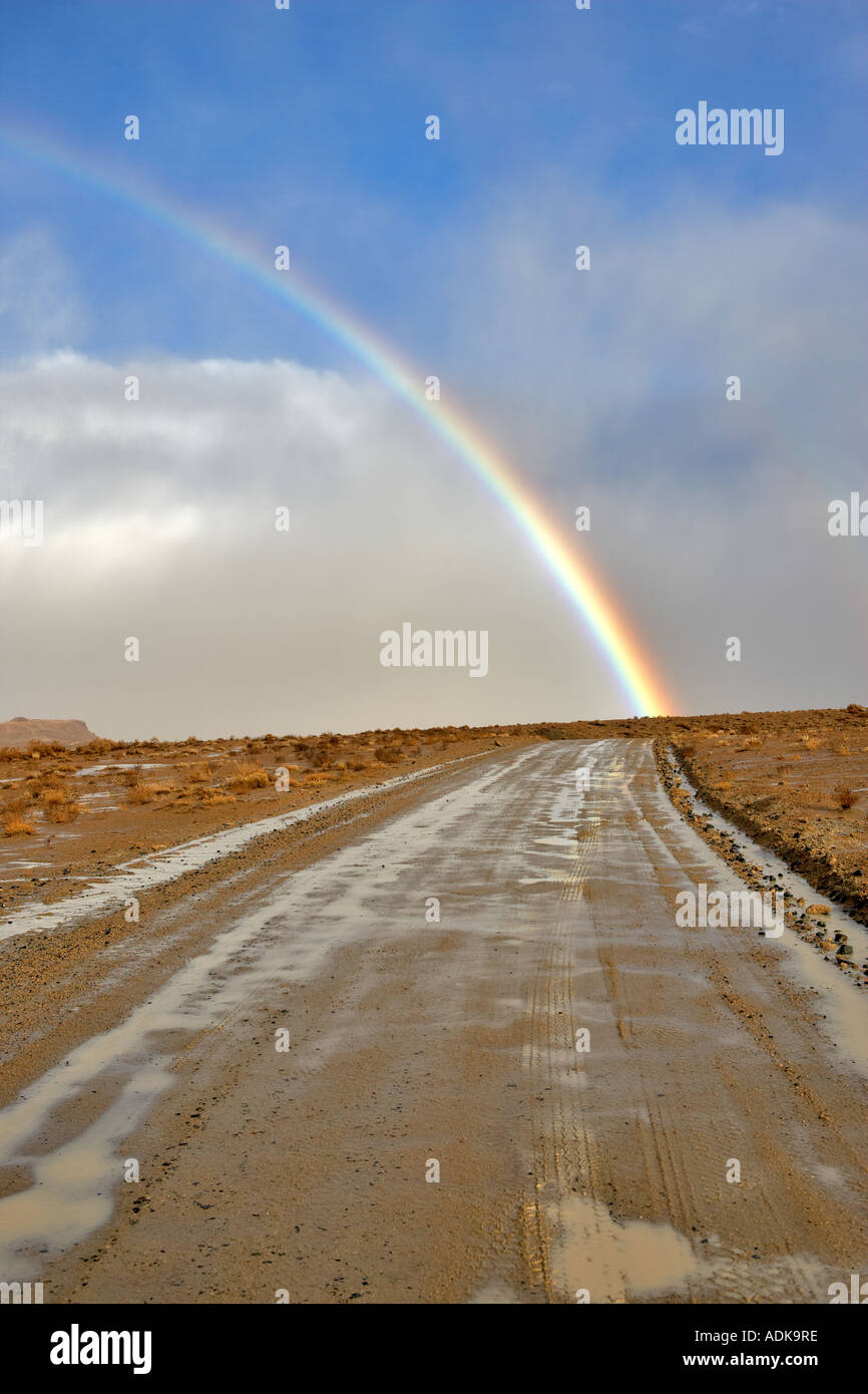 Rainbow con road Black Rock Desert National Conservation Area Nevada Foto Stock