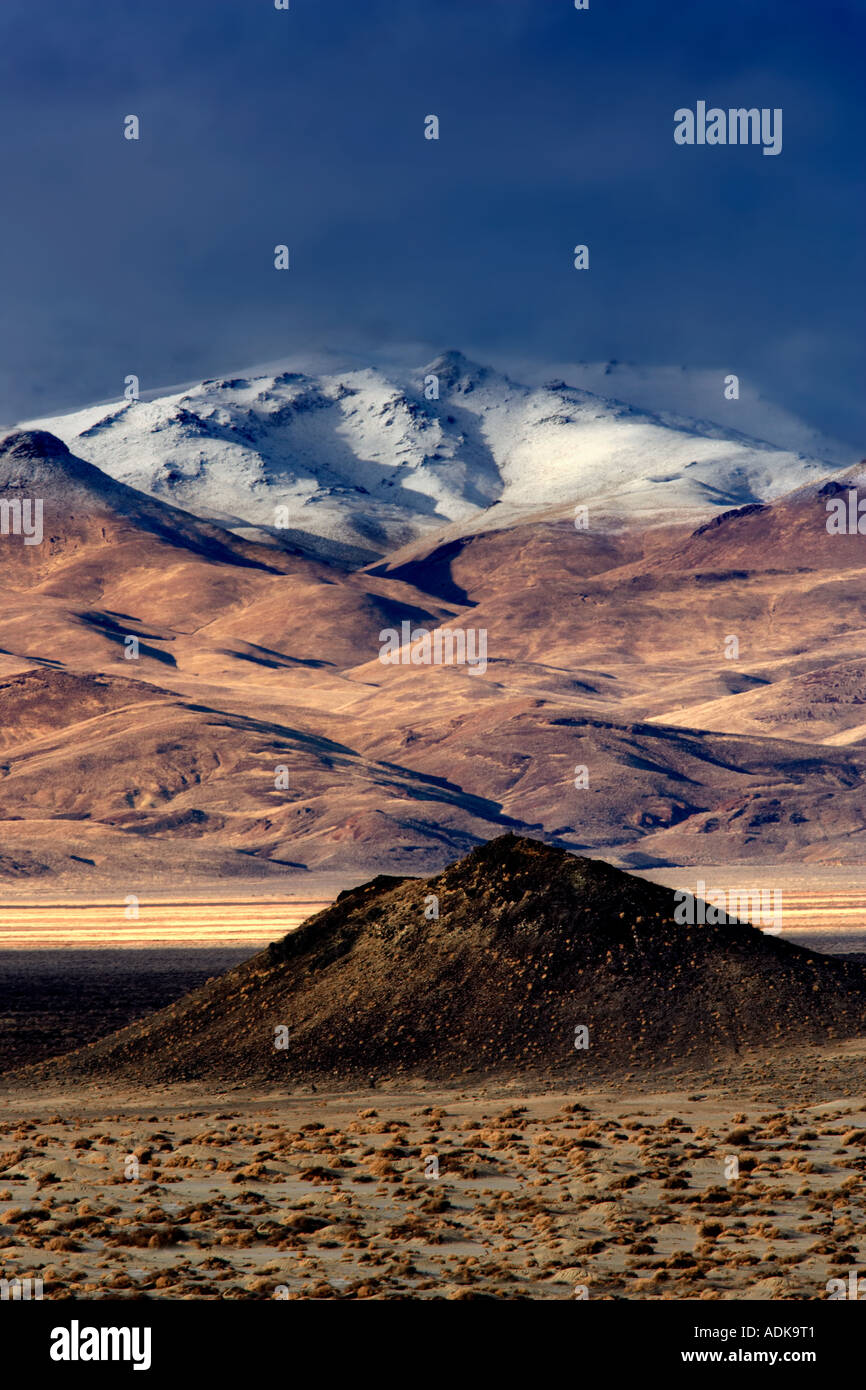 Piccolo cono di scorie e montagne coperte di neve Black Rock Desert National Conservation Area Nevada Foto Stock