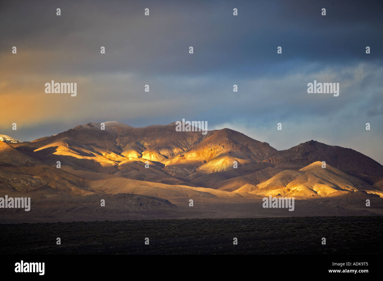 Il calicò montagna con Neve e tempesta Calico montagne deserto in Black Rock Desert National Conservation Area Nevada Foto Stock