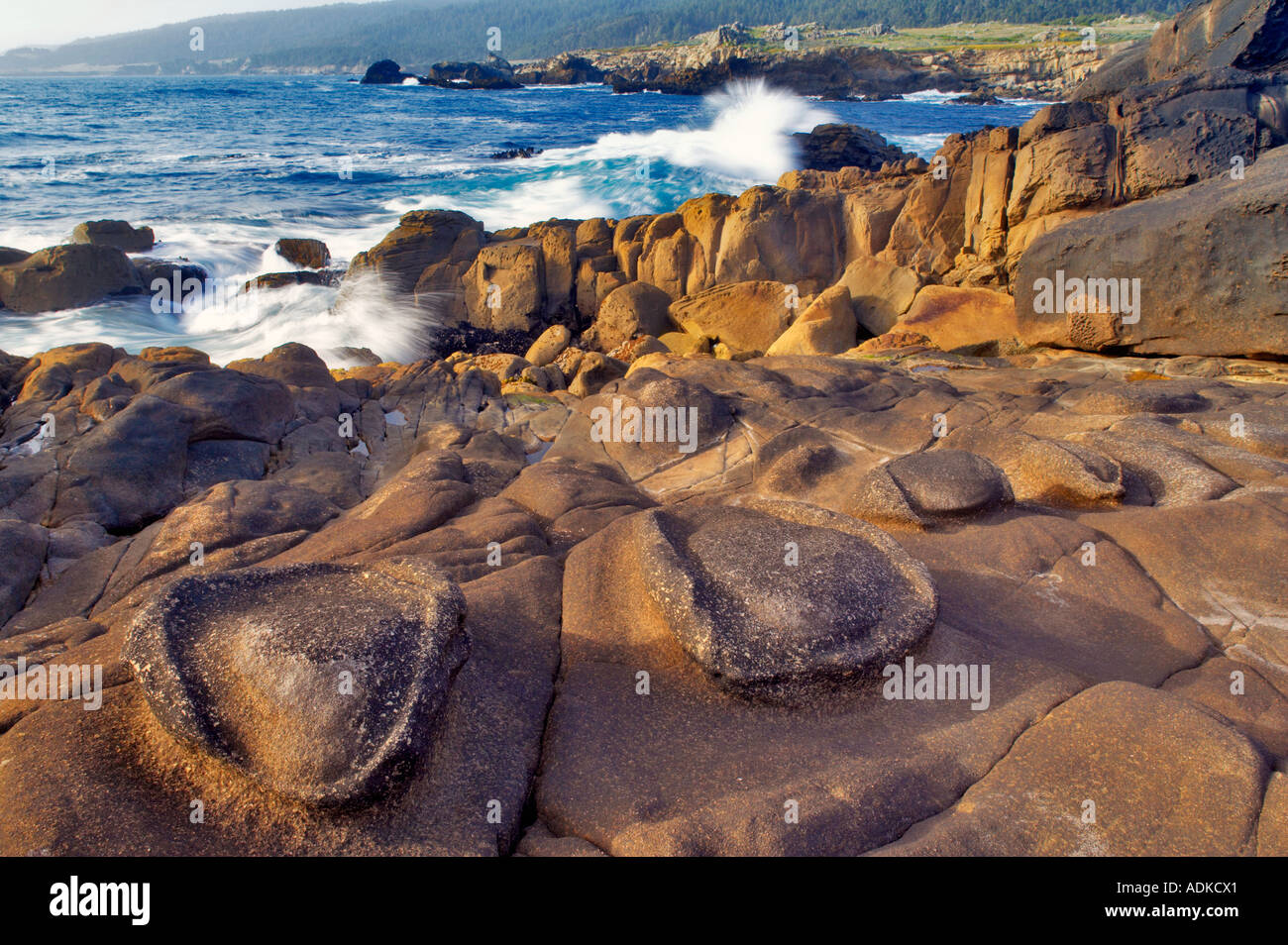 Insolita formazione di roccia nella formazione di arenaria e le onde del mare sale Point State Park California Foto Stock