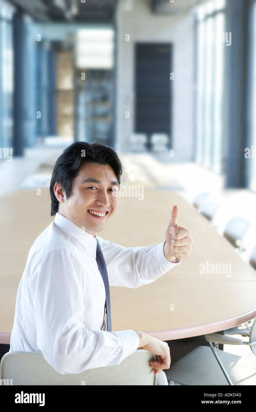 Un imprenditore in una sala conferenze Foto Stock