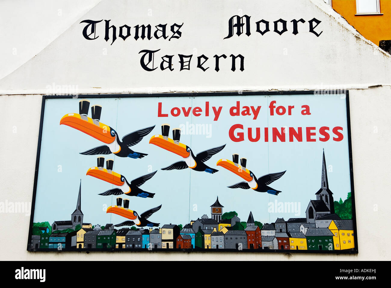 Poeta e balladeer Thomas Moore è considerato nazionale d Irlanda bard. Wexford skyline della città pub parete segno Guinness, Irlanda. Foto Stock