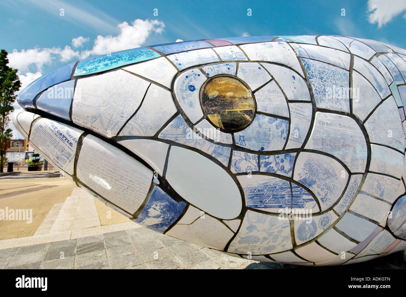 La scultura "Big Fish" di John Kindness sul Donegall Quay, sul lungomare di Belfast, segna il ritorno del salmone al fiume Lagan Foto Stock