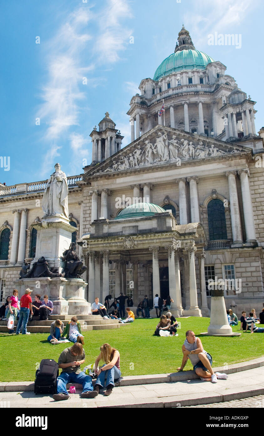 Pausa pranzo, municipio di Belfast. Uno degli edifici rinascimentali classici più belli d'Europa. Sede del Consiglio comunale di Belfast Foto Stock