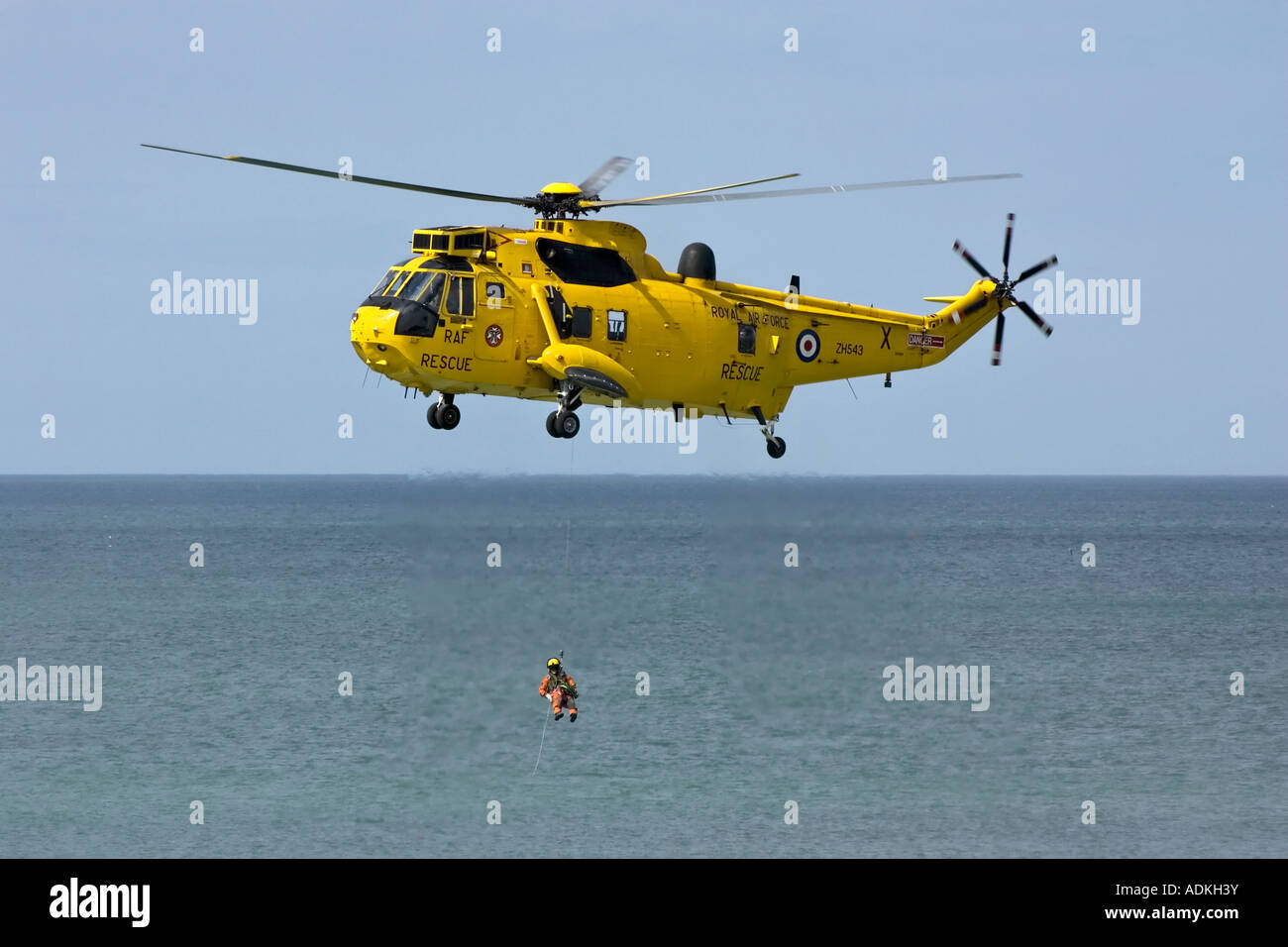 Un mare di RAF Re Salvataggio in elicottero winching un crewman torna a bordo Foto Stock