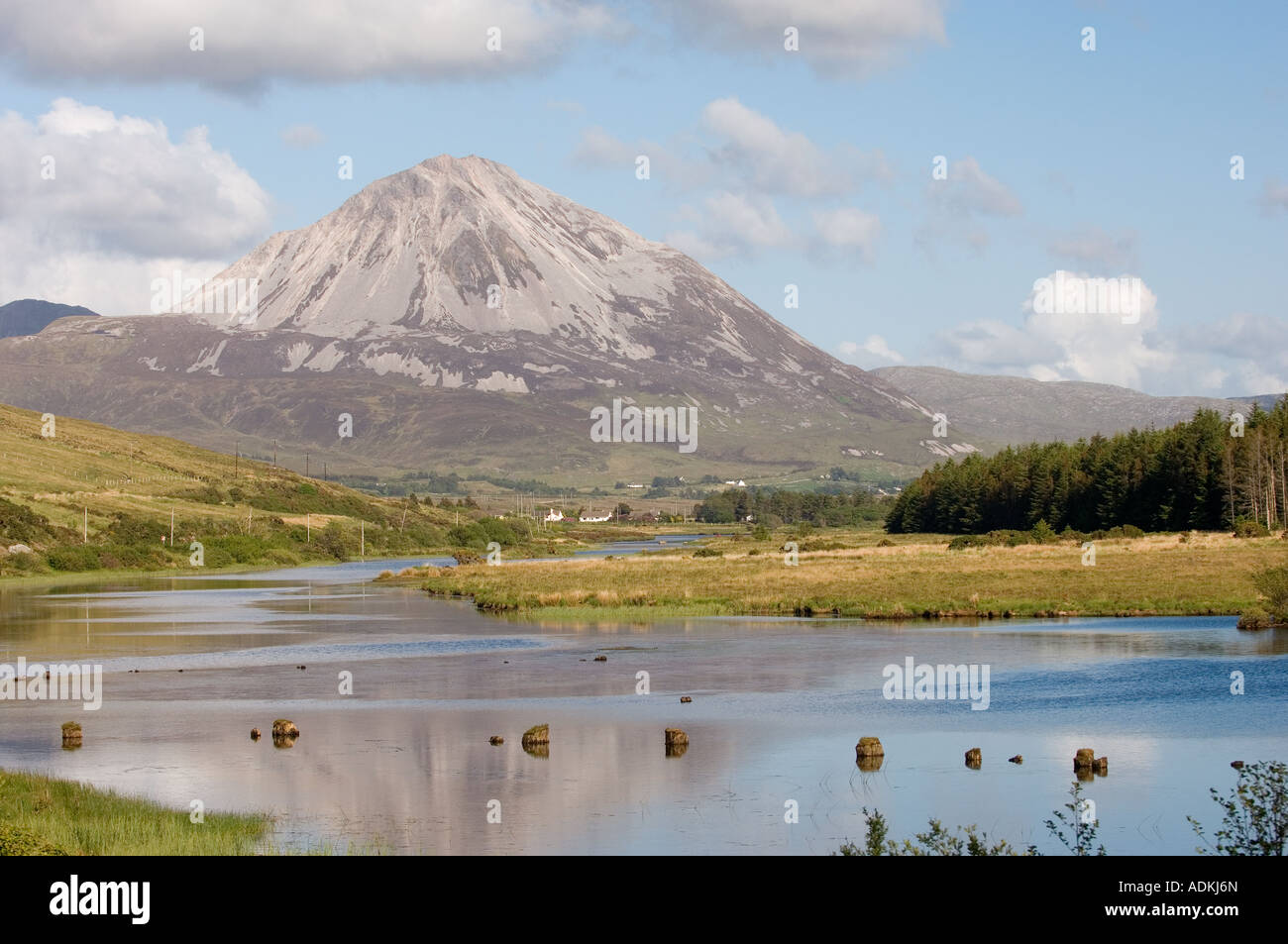 Da Gweedore di quarzite ghiaione pendii di Errigal, County Donegal, Irlanda. Lough Nacung e fiume Clady in primo piano. Foto Stock