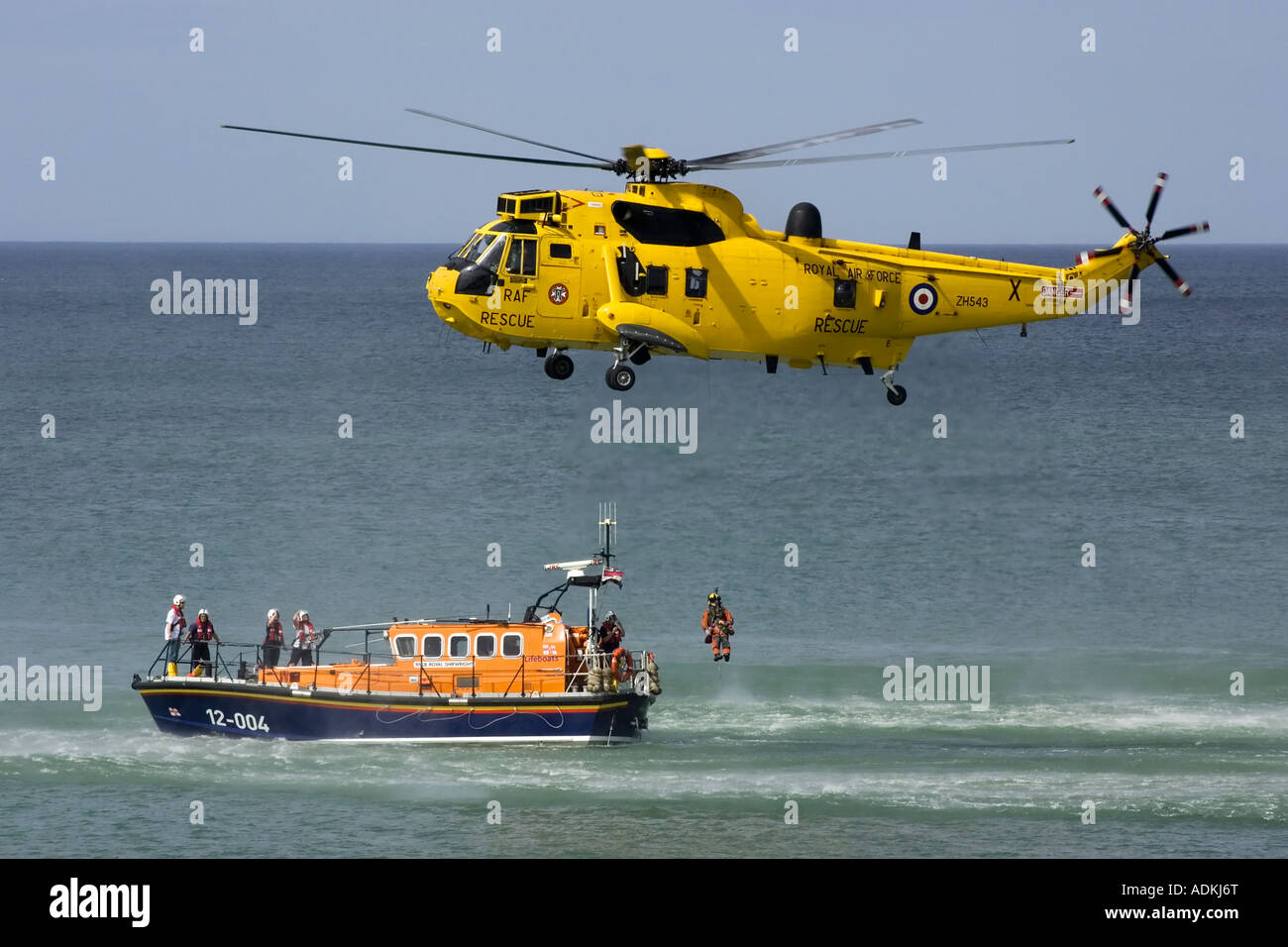 Un mare di RAF Re Salvataggio in elicottero a lavorare con la Cromer RNLI mersey Foto Stock