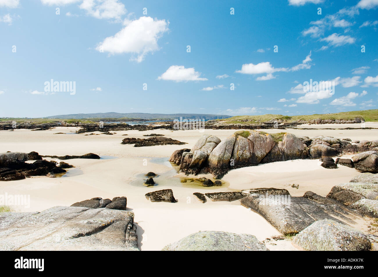Le bianche sabbie della spiaggia di marea che conduce a Cruit Island, vicino Burtonport sulla costa occidentale della Contea di Donegal, Irlanda. Foto Stock