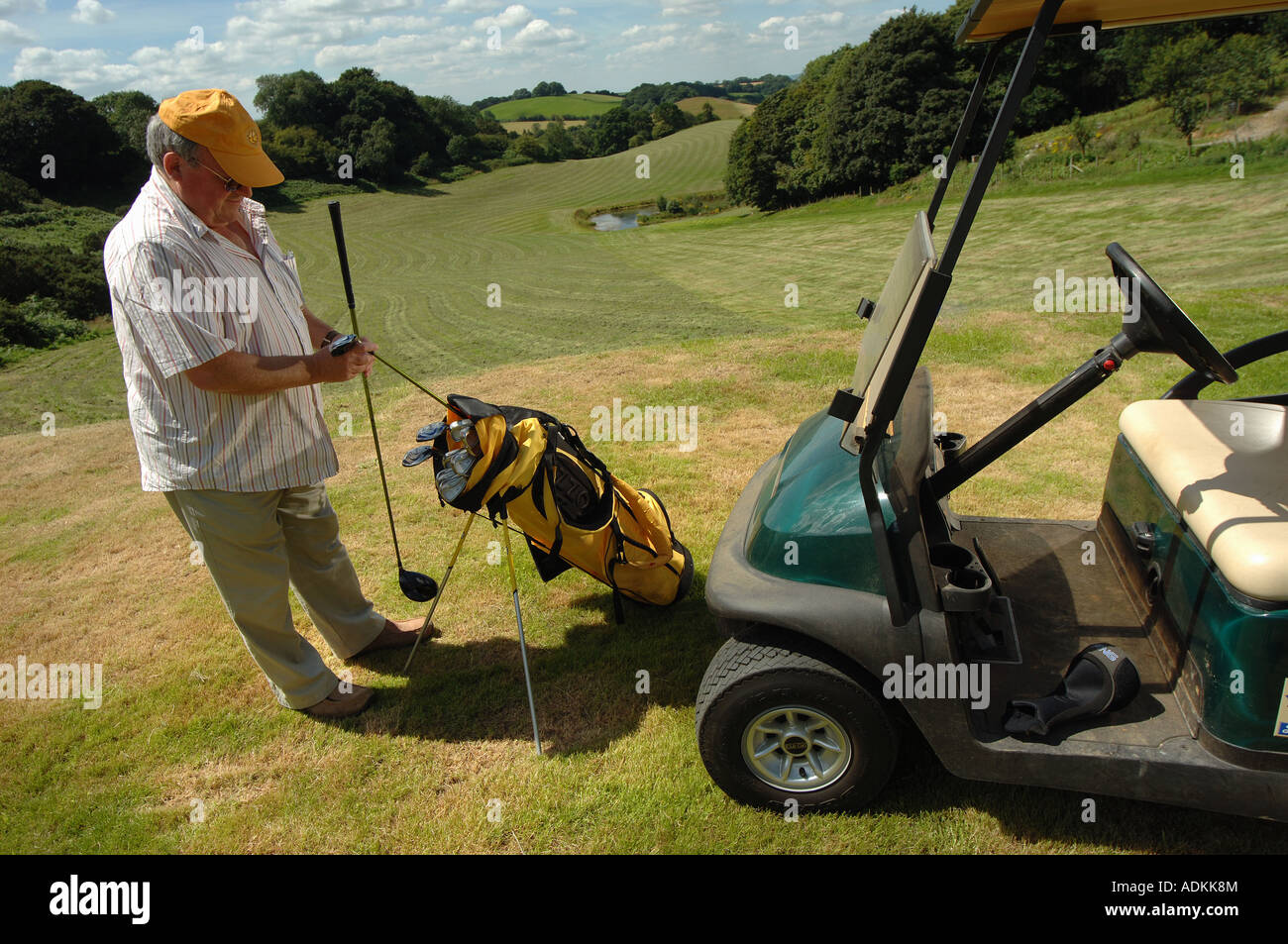 Un uomo si prepara a tee off su di un campo da golf nel Somerset, Regno Unito. Foto Stock