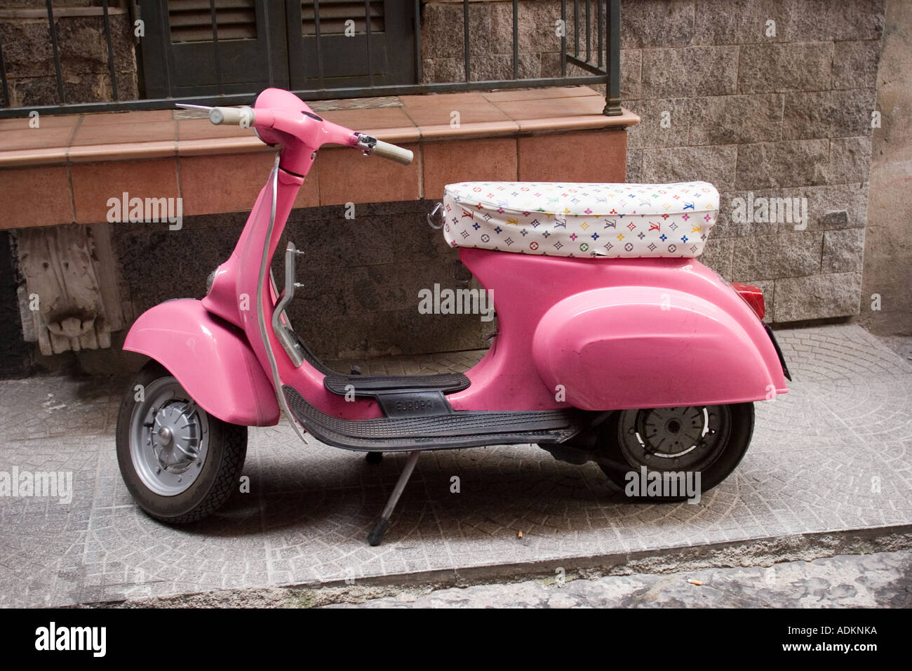 Rosa Vespa scooter Foto Stock