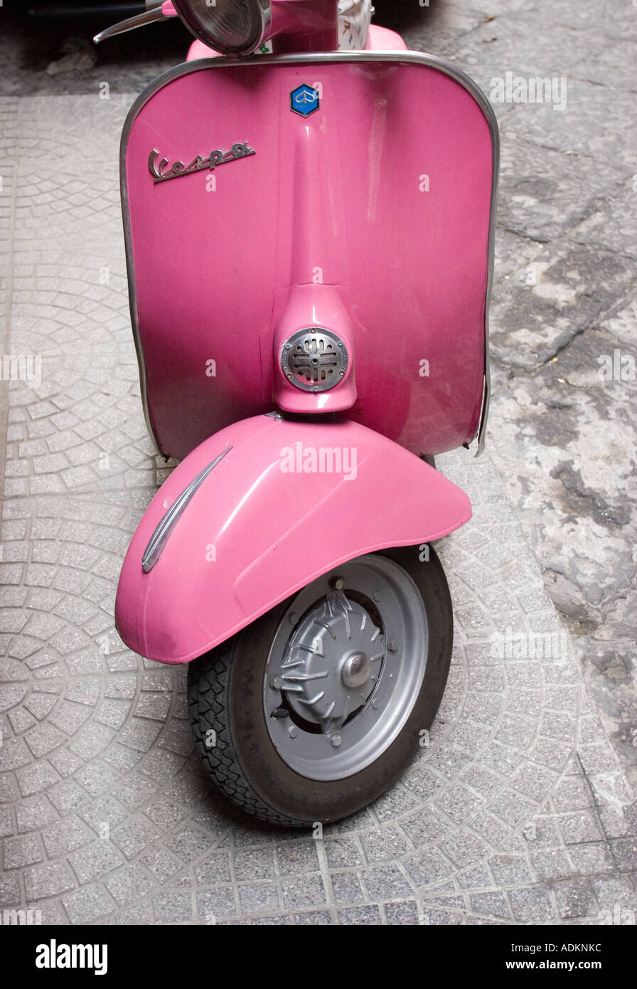 Rosa Vespa scooter Foto Stock