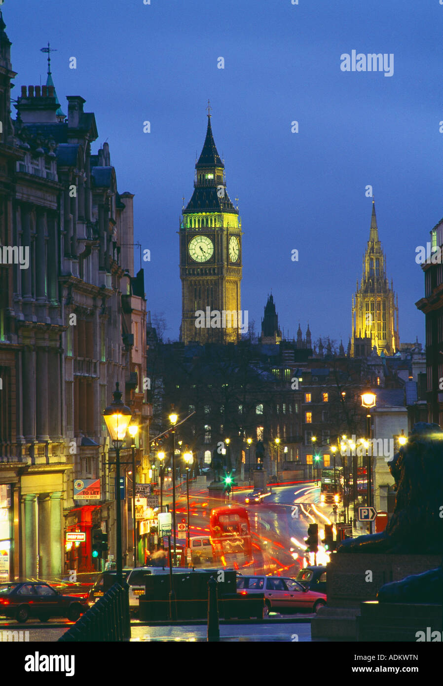 Guardando verso il basso Whitehall di notte da Trafalgar Square con il Big Ben e il Palazzo di Westminster Londra Inghilterra REGNO UNITO Foto Stock