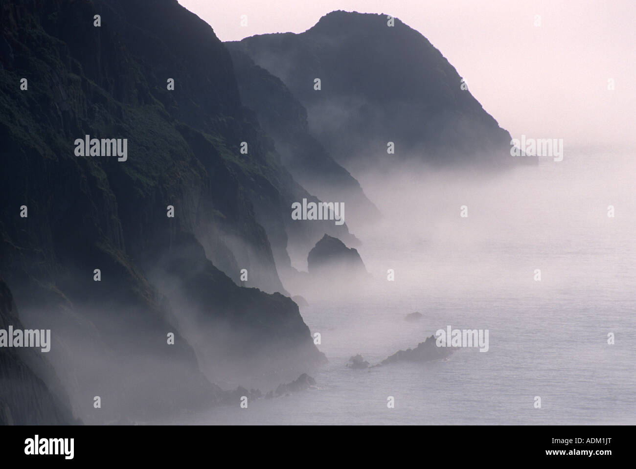 Le scogliere e il mare di nebbia al di sopra di Pwll Deri Pembrokeshire West Wales UK Foto Stock