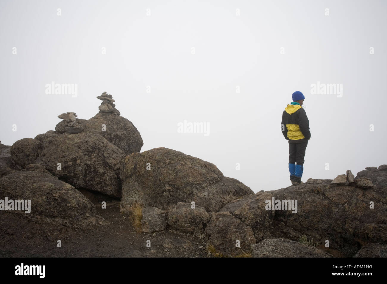 Africa Tanzania Parco Nazionale del Kilimanjaro Signor Arrampicata su roccia di guida si arrampica verso la parte superiore della torre di Lava Foto Stock