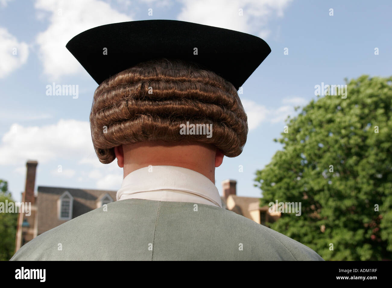 Colonial Williamsburg Virginia, Duke of Glouster Street, reenactor, reenact, gioco di ruolo, atto, costume, ricci, cappello tricorno, VA060516080 Foto Stock