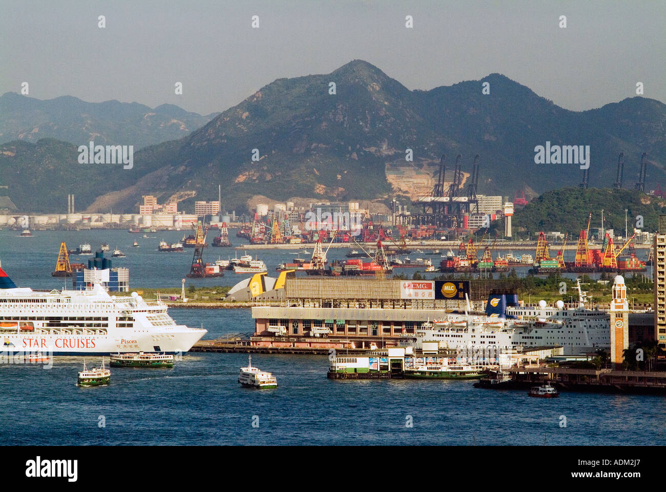 Sopra l'antenna sul porto di Hong Kong, Cina Foto Stock