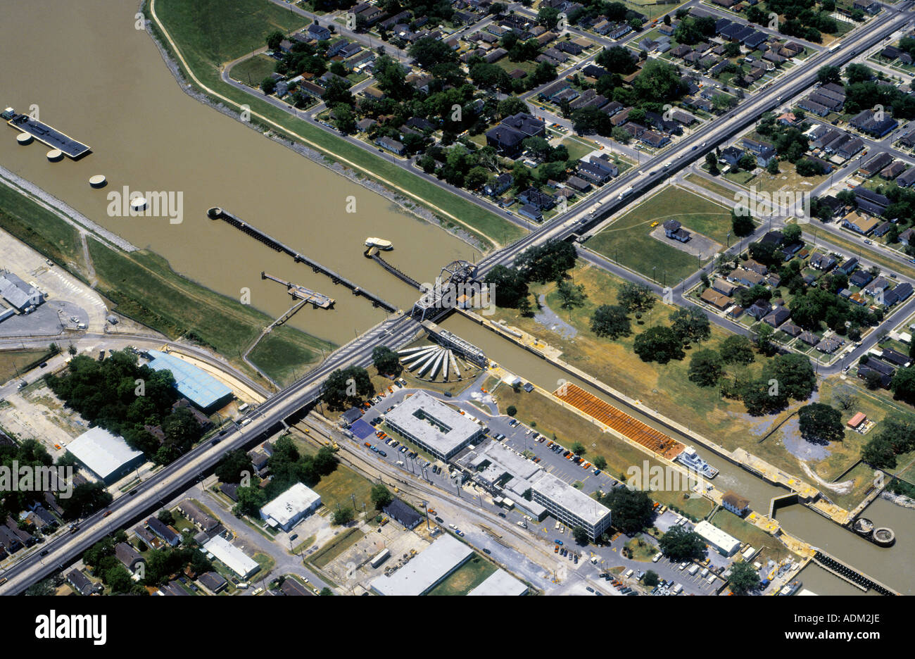 Vista aerea sopra barge si muove attraverso il Canale Industriale serratura, New Orleans in Louisiana Foto Stock