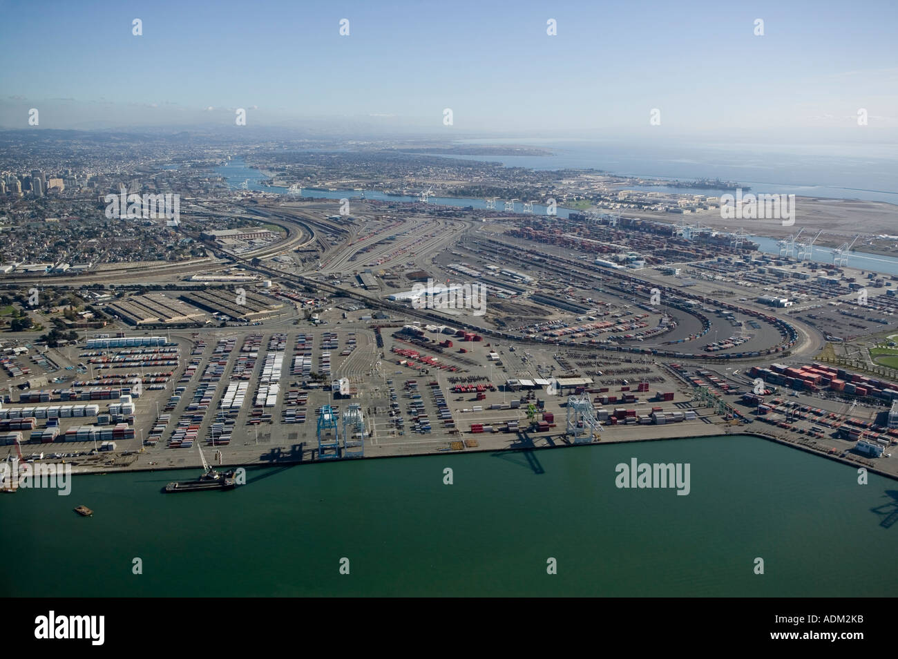 Vista aerea sopra i contenitori al Porto di Oakland, California Foto Stock