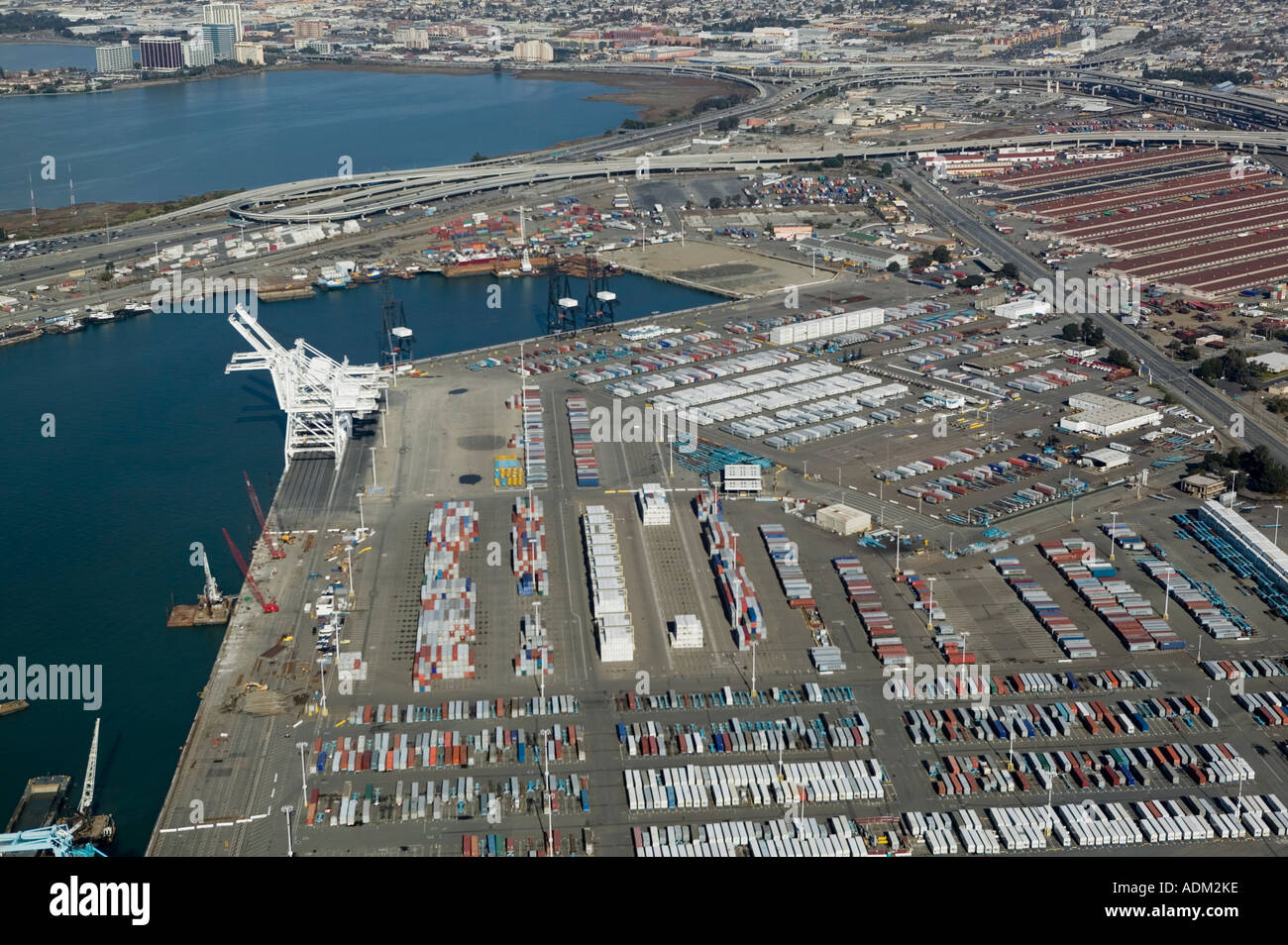Panoramica aerea sopra porto di Oakland, California Foto Stock