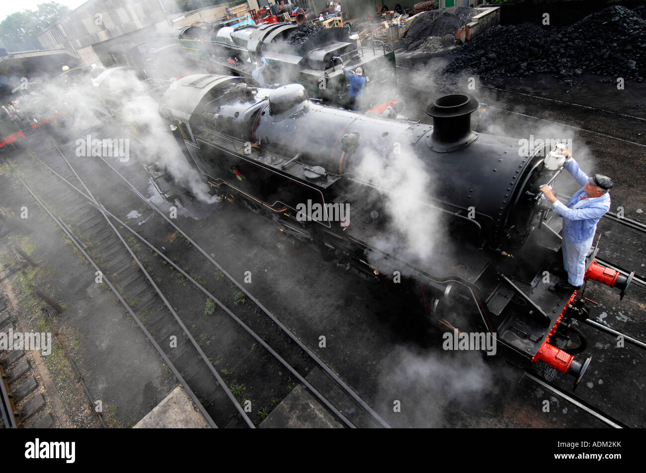 Una locomotiva a vapore conducente posiziona una lampada headcode sul smokebox delle ferrovie britanniche locomotiva serbatoio 80151 Foto Stock