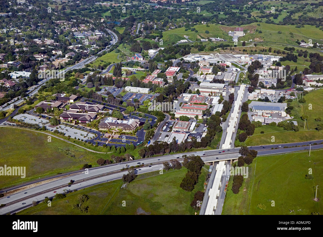 Vista aerea sopra l'Università di Stanford Linear Accelerator e Sand