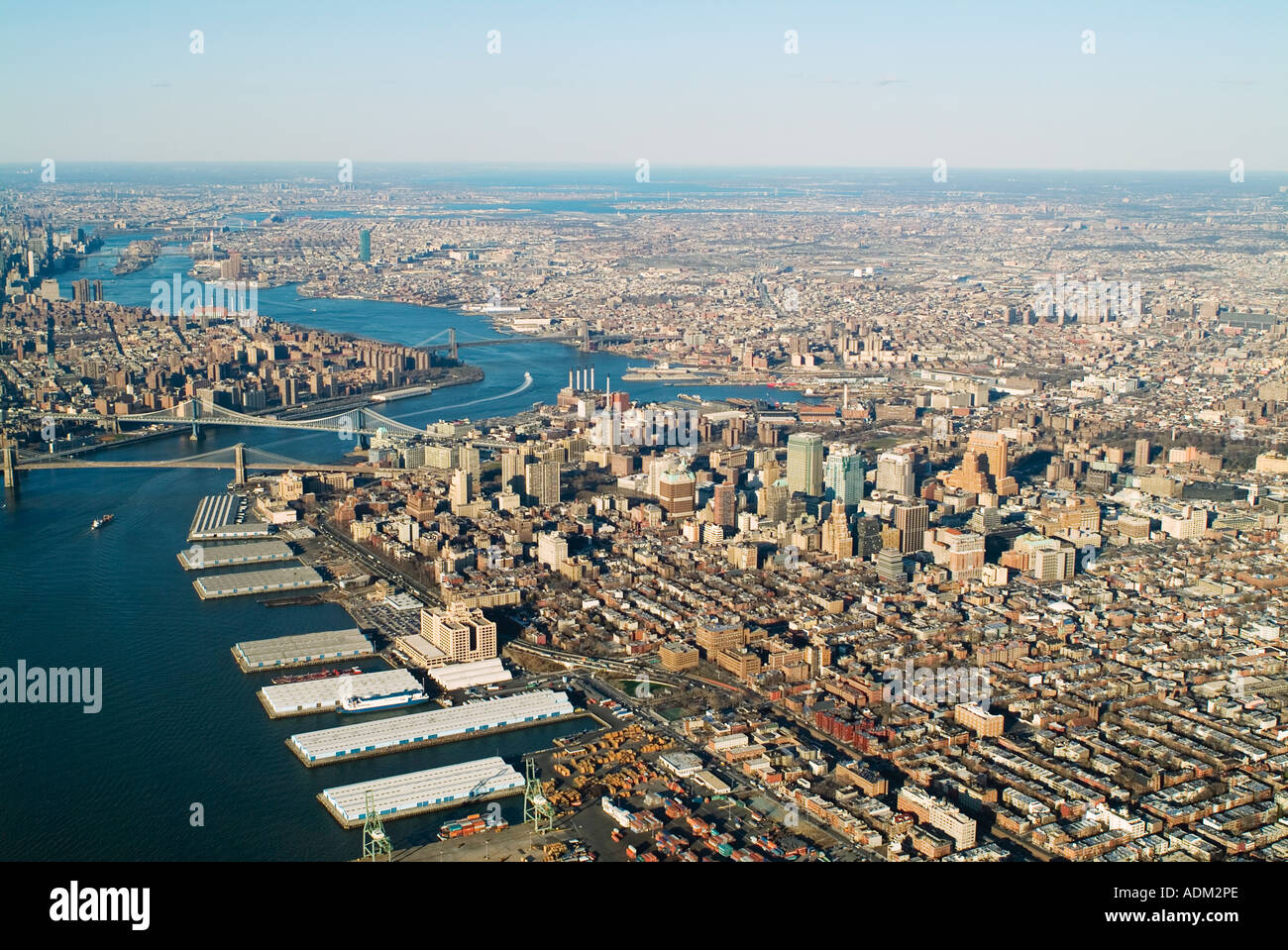 Vista aerea sopra Brooklyn, i moli sul lungomare East River di New York, i ponti di Brooklyn e Williamsburg, select99 Foto Stock