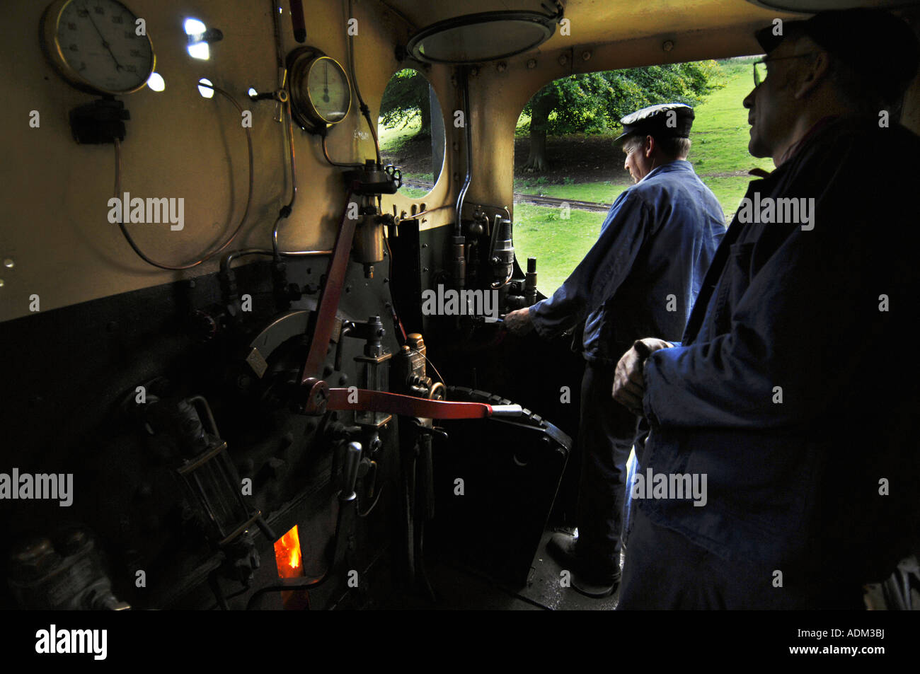 Il conducente e vigile del fuoco su un industriale locomotiva a vapore 'Sir Robert McAlpine n. 31' Foto Stock