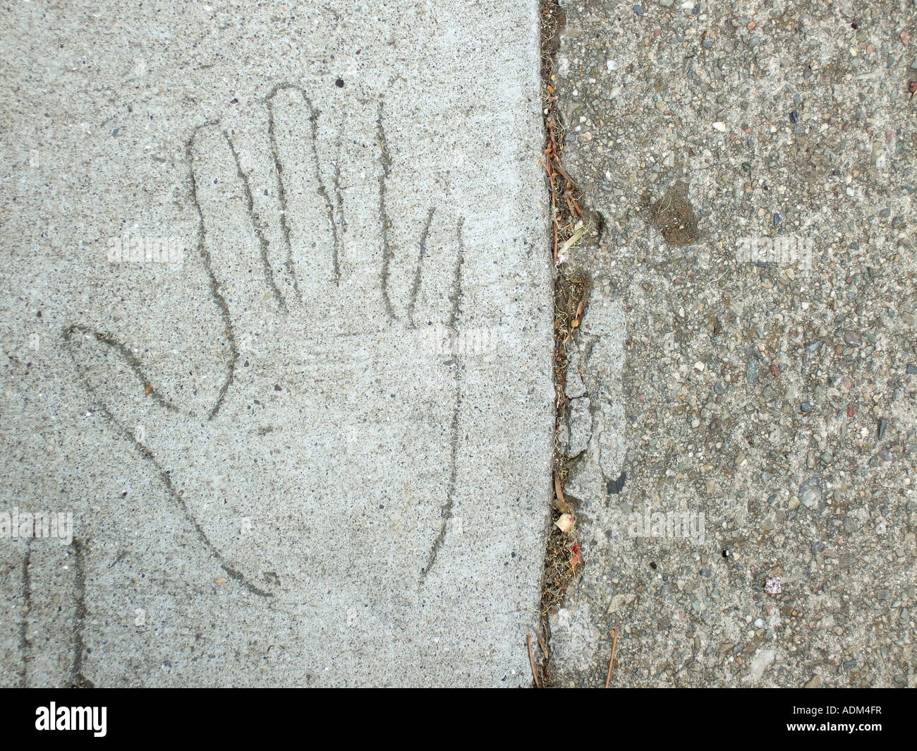 '^contorno di lato graffiato in cemento su marciapiede". Foto Stock