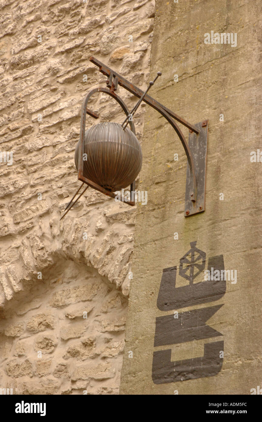 Tallinn aveva molte gilde in epoca medievale contrassegnato da segni come questi Foto Stock