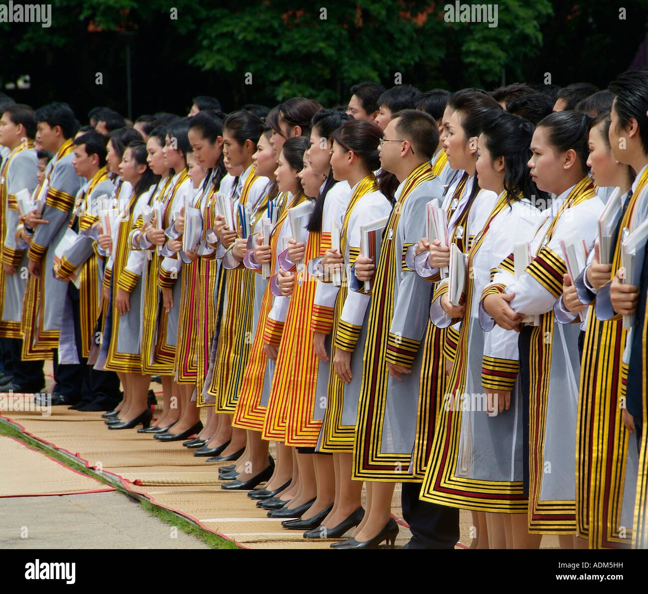 Studenti presso l'università di Chulalongkorn a Bangkok in Tailandia durante la cerimonia di consegna dei diplomi del campus Foto Stock