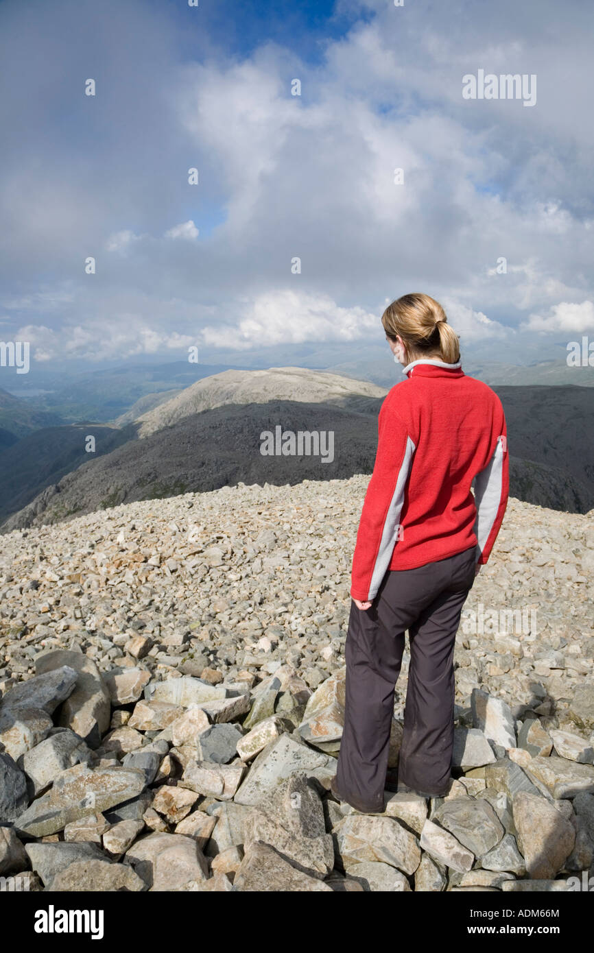 Walker su cairn al vertice di Scafell Pike Picco più alto in Inghilterra Parco Nazionale del Distretto dei Laghi Cumbria Inghilterra England Foto Stock