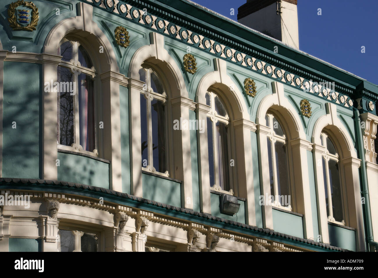 Colorata e vivace facciata nel nord Chiesa carena laterale Humberside REGNO UNITO Foto Stock
