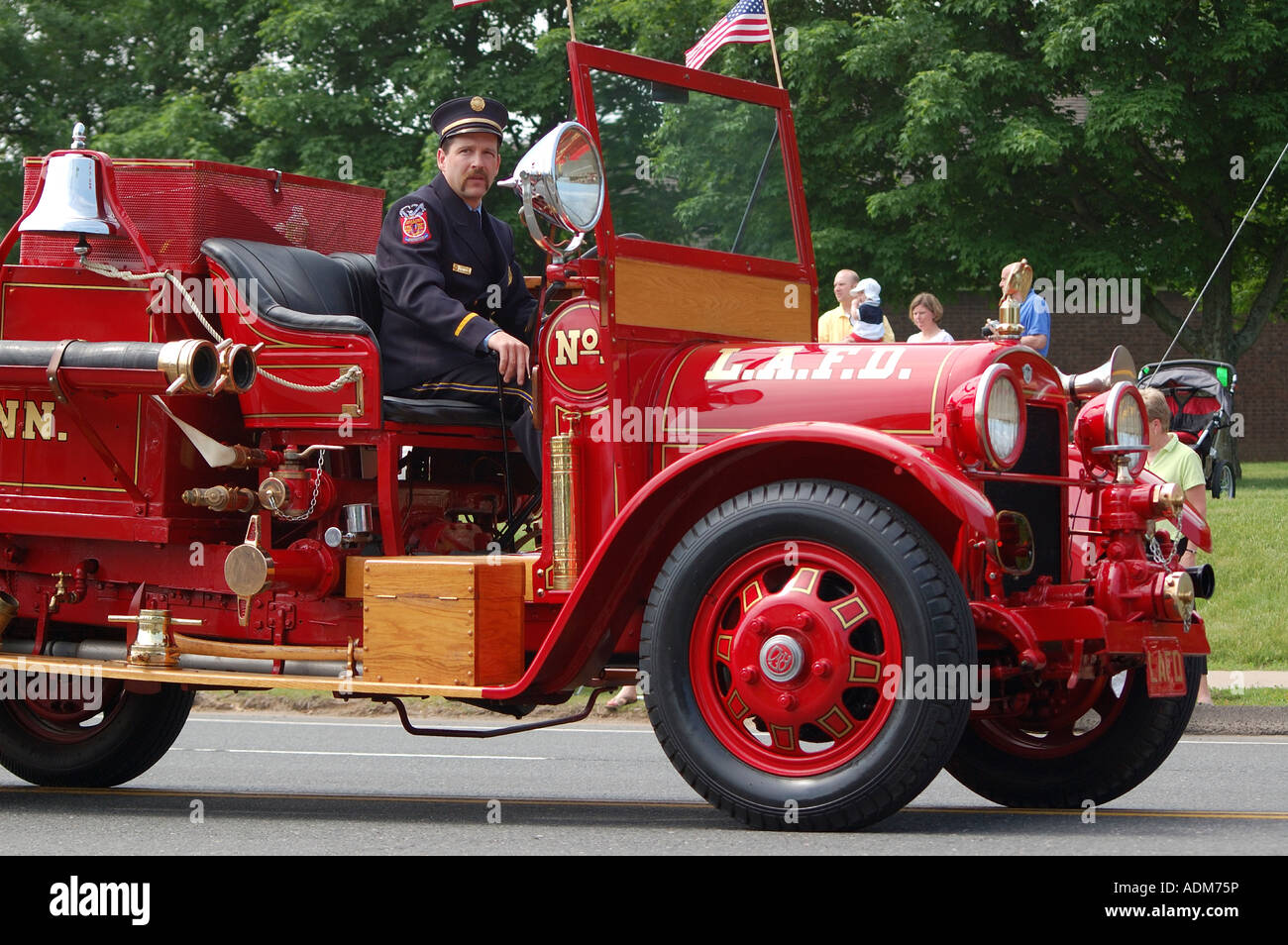 Un antico fuoco carrello essendo azionata come parte di un giorno memoriale della parata nel Connecticut USA Foto Stock