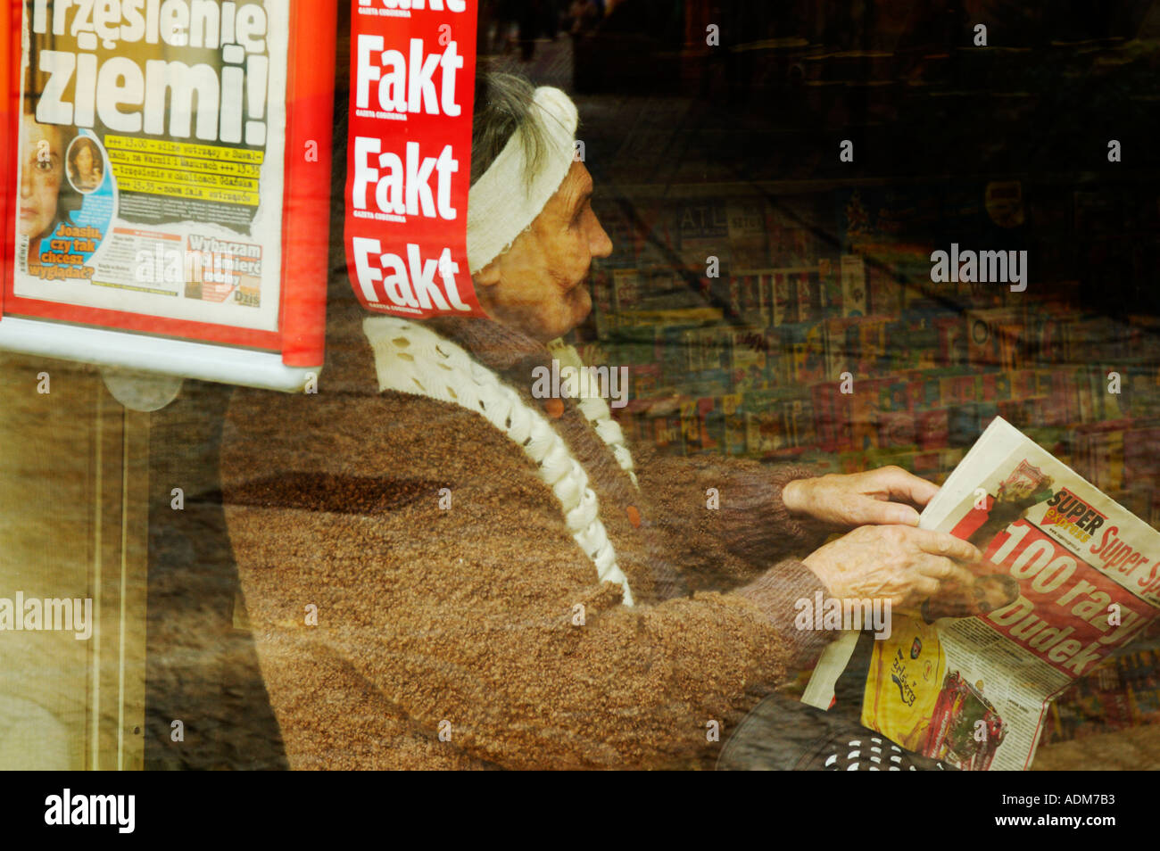 Polonia, Jelenia Gora, donna anziana la lettura Foto Stock