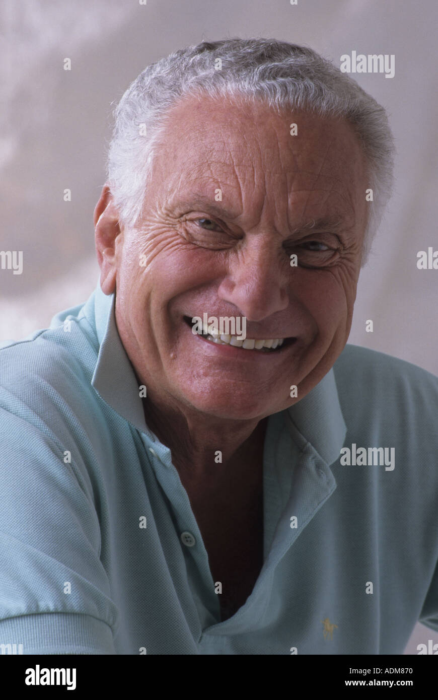 Montare fisicamente active Senior l uomo nella sua anni settanta 70s 73-75 anni faccia onesta espressione ritratto espressive rughe sano Foto Stock