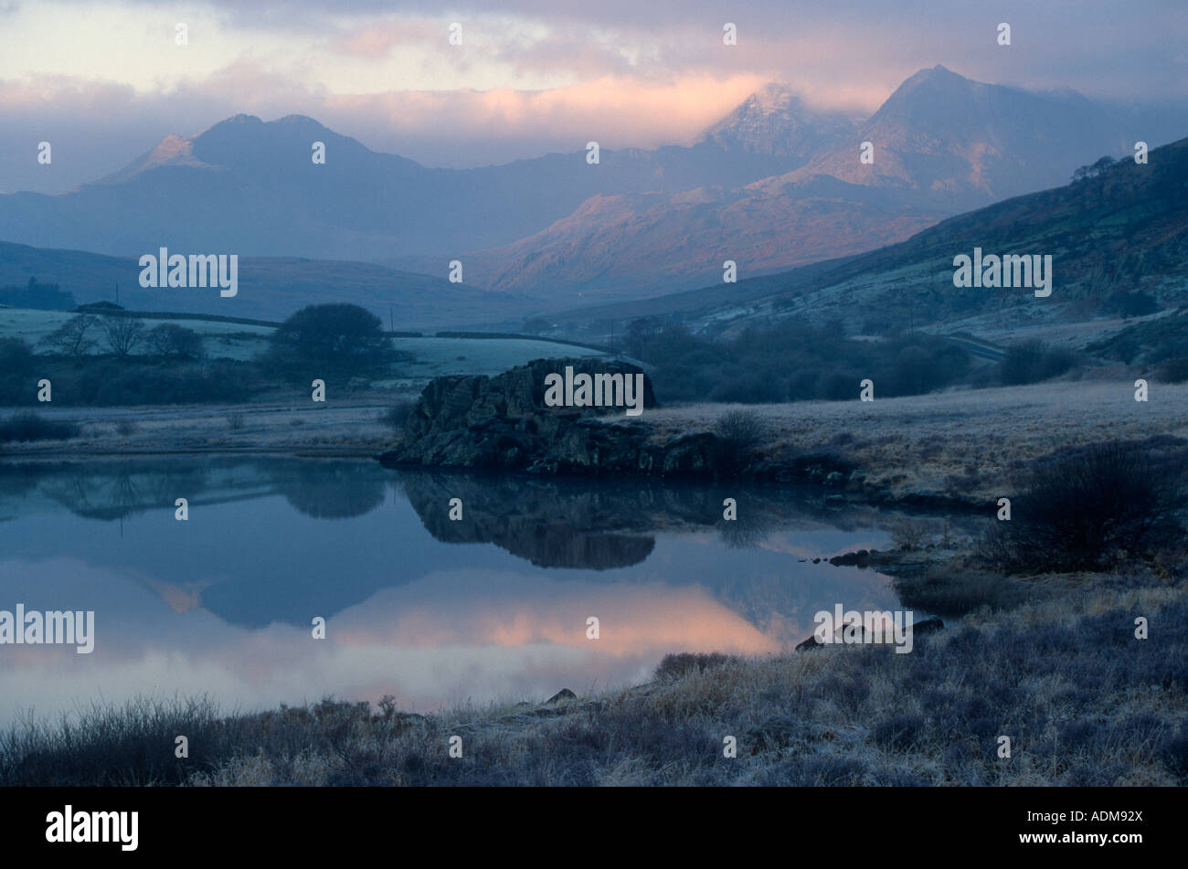 Llyn Mymbyr e Snowdon Horseshoe al crepuscolo Snowdonia Wales UK Foto Stock