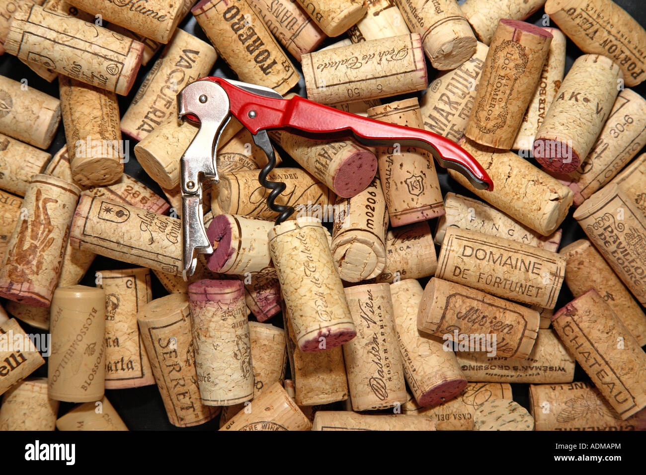 Pila di tappi vino con camerieri tradizionali cavatappi Foto Stock
