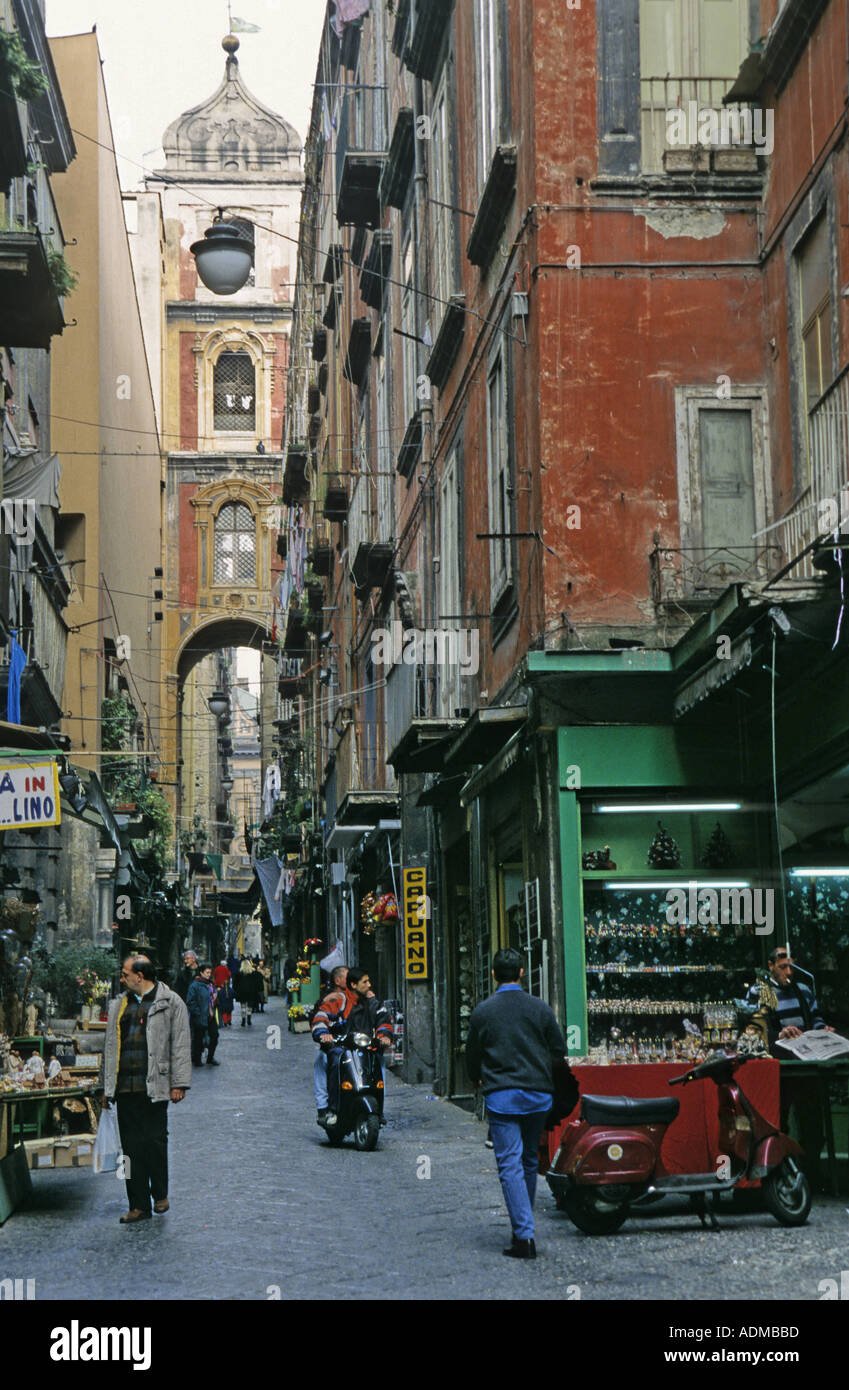 Napoli street scene - people shopping nel quartiere vecchio della città centro, Italia Foto Stock