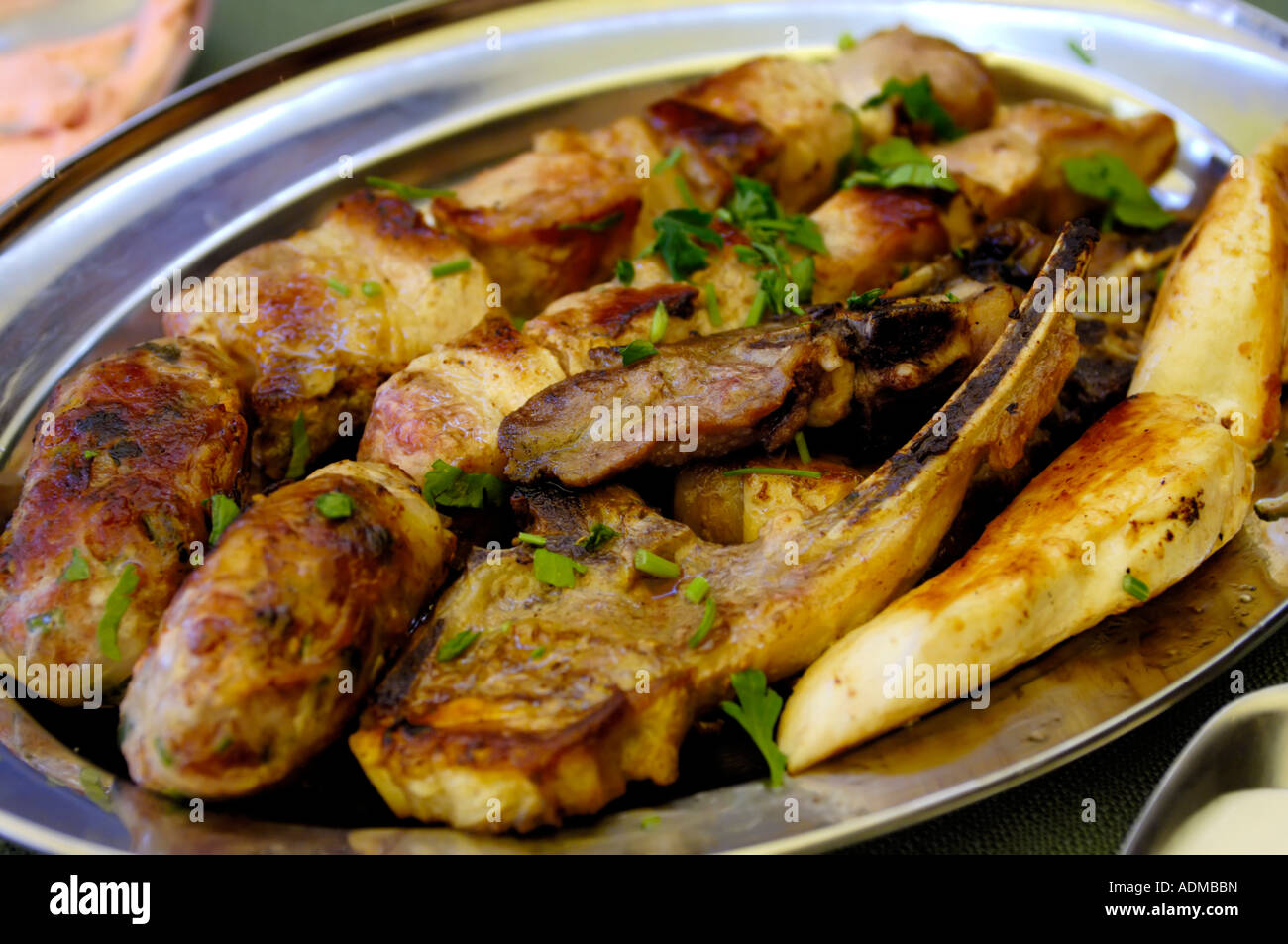 Salsicce di maiale barbecue affumicati costolette di agnello e carne di pollame parte di Meze cipriota piatto Foto Stock