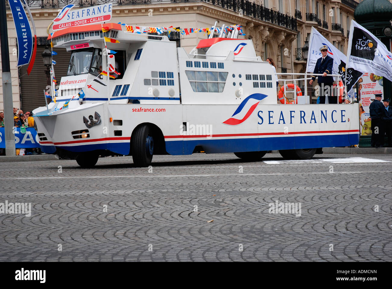 SeaFrance galleggiante nel Tour de France pubblicità roulotte su Champs-Elysées a Parigi. Foto Stock