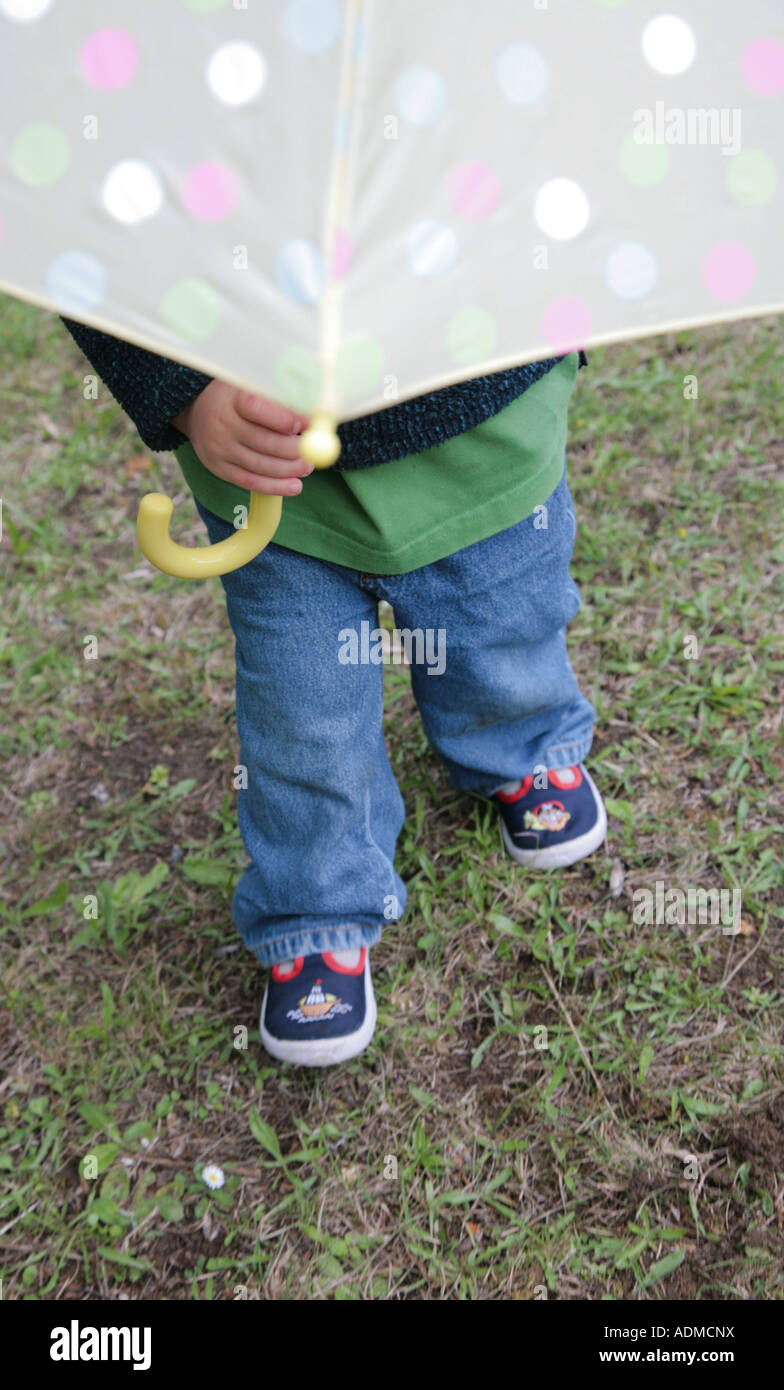 bambino nella pioggia Foto Stock