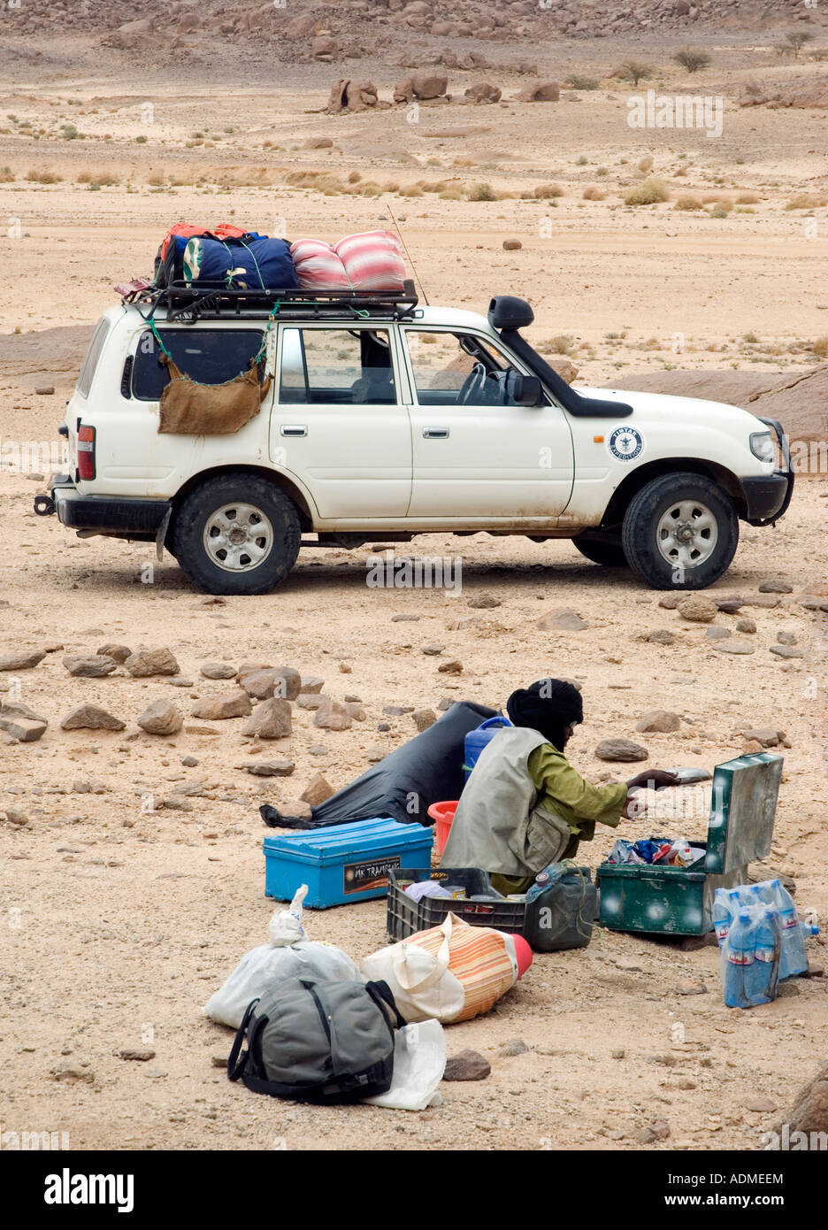 Un offroad spedizione nel Sahara centrale si ferma per una pausa di mezzogiorno. Foto Stock