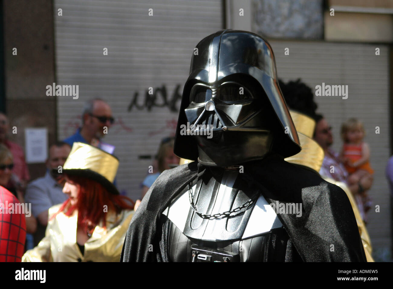 Uomo in Darth Vader costume. West End Festival, Byres Road, Glasgow, Scotland, Regno Unito. Foto Stock