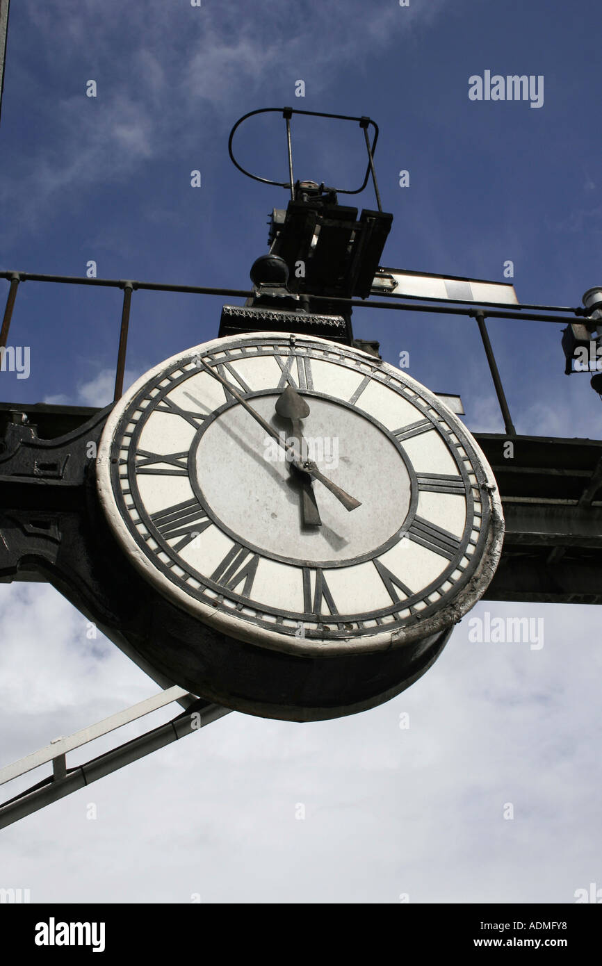 Stazione ferroviaria orologio con numeri romani alla stazione Grosmont North Yorkshire Moors railway Foto Stock