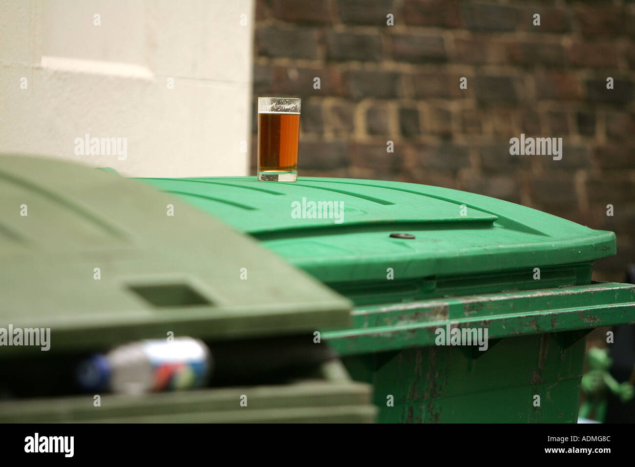 Da sola la pinta di birra non ti scordar di me sete di vetro di quenching spazzatura usa e getta rifiuti raccoglitori di rifiuti Rifiuti Rifiuti tipici la pulizia Foto Stock