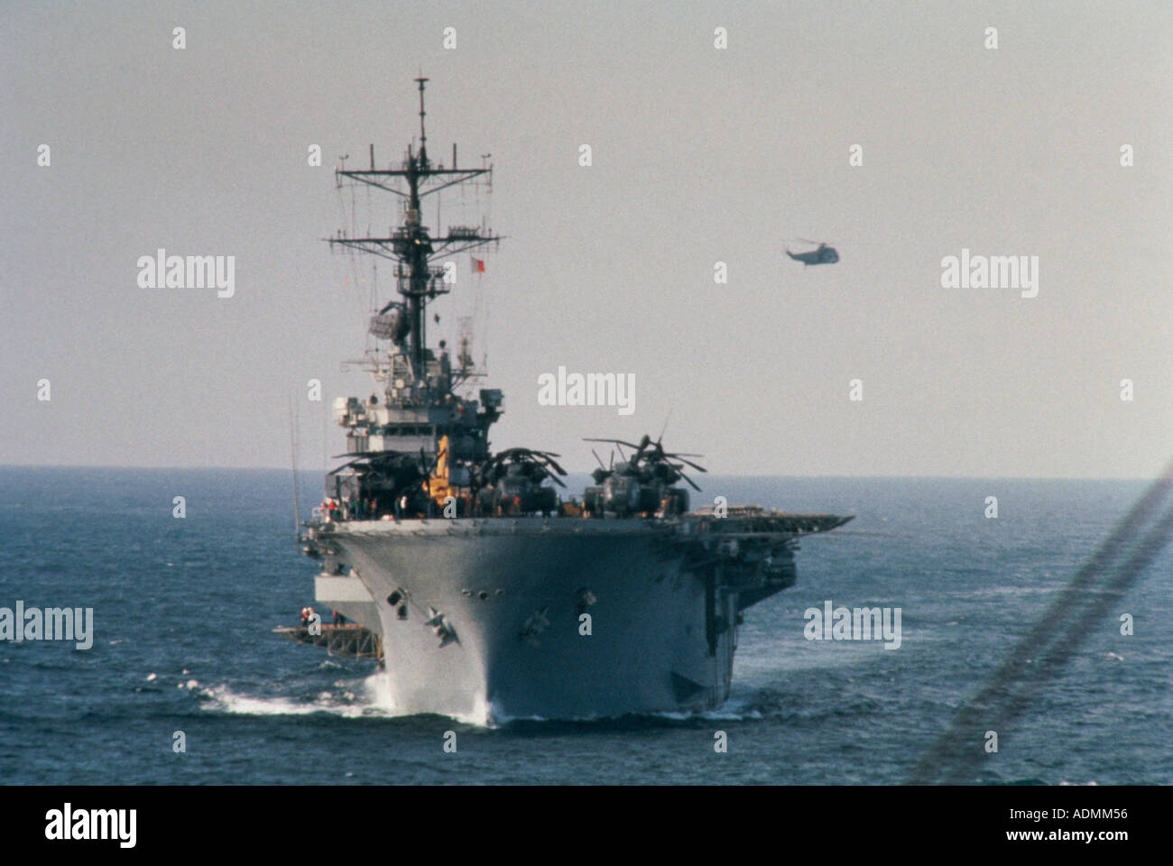 USS Tripoli vela in mare Foto Stock