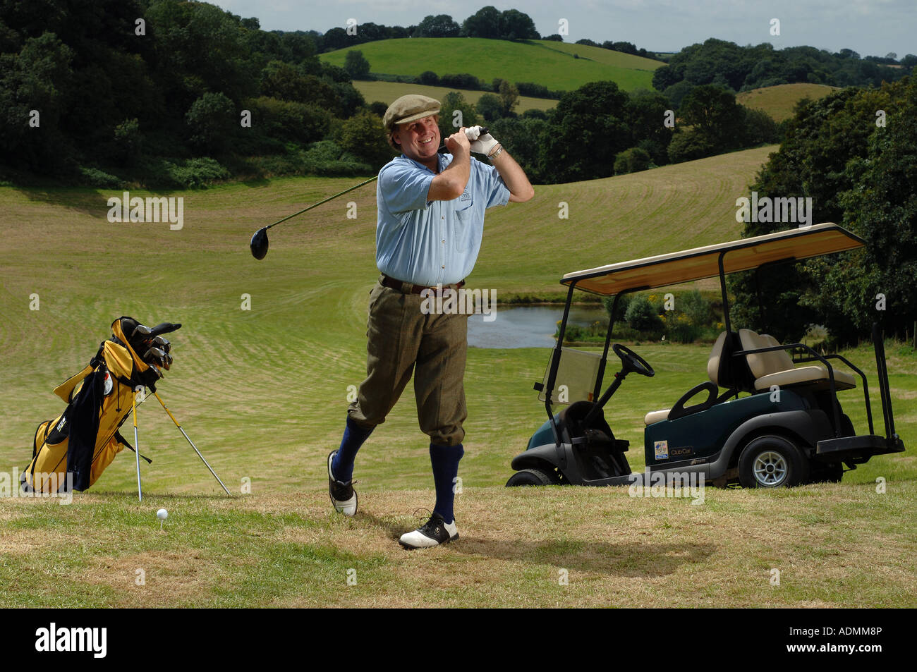 Un uomo di colpire una pallina da golf su un campo da golf nel Somerset, Regno Unito Foto Stock