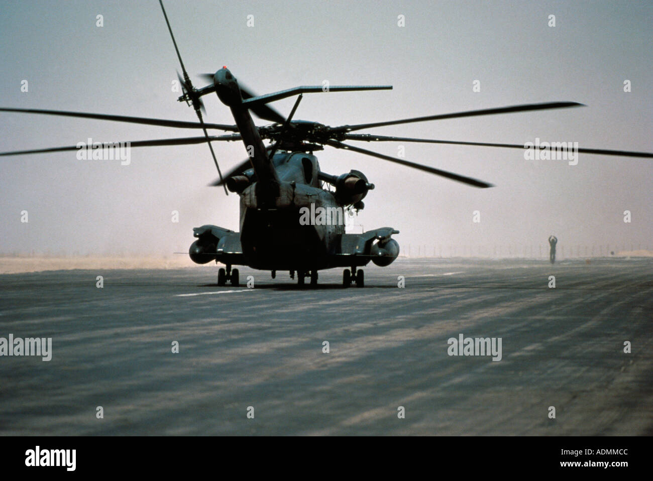 Massa crewman dirigere un CH-53E Super Stallion elicottero su una pista, Hurghada, Egitto Foto Stock